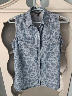 Buffalo David Bitton Blue Floral Sleeveless Denim Button-Down Size Small